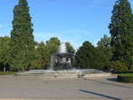 (183'103) - Brunnen und B�ume am 8.