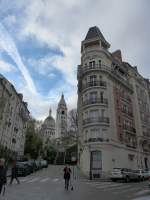 (167'085) - Die Kirche Sacr� Coeur mit Wohnh�usern am 17.