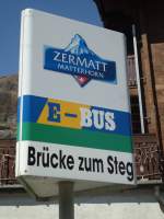(133'370) - E-Bus-Haltestelle - Zermatt, Br�cke zum Steg - am 22.