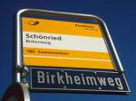 (137'013) - PostAuto-Haltestelle - Sch�nried, Birkenweg - Strassennamenschild - Birkheimweg - am 25.