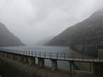 (267'893) - Lago di Lei am 8. Oktober 2024 bei Piuro (der Stausee liegt in Italien; die Staumauer in der Schweiz!)