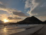 (190'770) - Sonnenuntergang mit Mount Maunganui am 21.