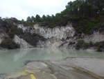 (191'105) - See und Felsen im Wai-O-Tapu Thermal Wonderland am 23.