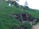 (190'941) - Hobbiton-Haus und W�scheleine mit W�sche am 22.