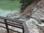 (191'141) - See und kleiner Wasserfall im Wai-O-Tapu Thermal Wonderland am 23.