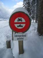 (131'694) - Altes Verkehrszeichen aus Beton am 26.