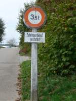 (166'233) - Altes Verkehrsschild aus Beton am 12.