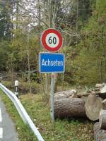 (130'347) - Ortstafel von Achseten mit Geschwindigkeitsbeschr�nkung am 11.