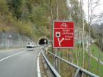 (130'325) - Im Frutigspissen Ladholz: Hinweis auf Tunnelumfahrung beim Linterfluhtunnel auf der Ladholzseite am 11.