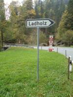 (130'341) - Wegweiser Ladholz am 11.