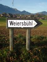 (136'823) - Alter Wegweiser aus Beton nach Weiersb�hl am 22.