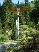(146'110) - Wander-Wegweiser an der Ritzdole bei der Iffigenalp am 28.