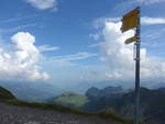 (209'140) - Wegweiser mit Blick auf den Sarnersee am 31.