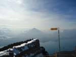 (138'308) - Der Niesen und der Thunersee mit Wegweiser von Niederhorn aus am 11.