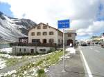 (128'290) - Hotel Fl�ela Hospiz und Ortstafel  Fl�elapass 2383 m  am 7.