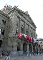 (278'281) - Fahnenbeschm�cktes Bundeshaus am 1. August 2025 in Bern