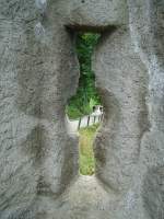 (146'526) - Blick durch die Schiessscharte des Schlosses Gruy�res am 26.