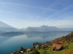 (136'685) - Blick von Sigriswil auf Gunten und den Thunersee am 31.