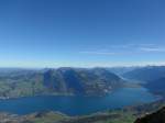 (155'822) - Aussicht vom Niesen auf den Thuner- und Brienzersee am 19.