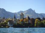 (130'133) - Das Schloss Spiez vom Thunersee aus am 3.