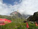 (127'623) - Fahnen beim Steingletscher am Sustenpass am 4.