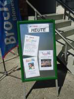 (138'611) - 5 Jahre BrockiShop Thun: Hinweistafel beim Eingang am 4.