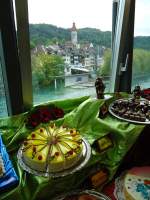 (144'507) - Quarktortenst�cke und Pralinen mit der Schlosskirche Thun im Hintergrund am 21.