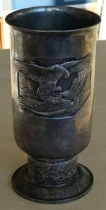 (238'481) - Feinsilber Alpaka Becher f�r besondere Leistung im Luftkrieg vom 2.