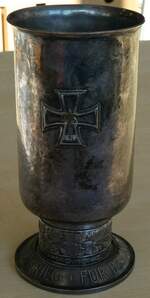 (238'482) - Feinsilber Alpaka Becher f�r besondere Leistung im Luftkrieg vom 2.