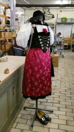 (243'102) - Berner Sonntagstracht am 25.