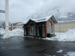 (231'995) - WC-Anlage am 10. Januar 2022 beim Bahnhof Linthal