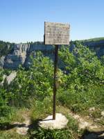 (139'864) - Gedenktafel beim Creux du Van am 17.