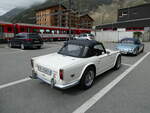 (235'499) - Triumph - ZH 92'403 - am 8. Mai 2022 beim Bahnhof Andermatt