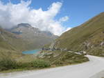 (220'499) - Die Strasse am Lac de Moiry (Stausee) am 6.