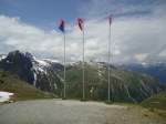 (127'556) - Fahnen auf dem Nufenenpass am 4.