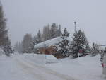 (188'055) - Verschneite Dorfstrasse am 20.
