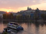 (198'770) - Motorschiff Danubio Praha auf der Moldau mit Sonnenuntergang und Pragerburg am 19.